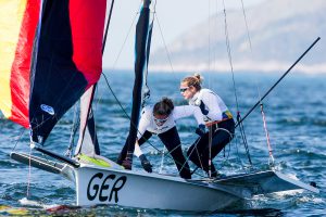 Victoria Jurczok und Anika Lorenz im 49er FX geben sich kämpferisch (© Sailing Energy / World Sailing)