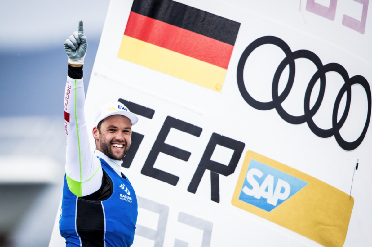 So jubeln Sieger: Philipp Buhl nach dem Gewinn des Weltcups vor Hyères Pedro Martinez/Sailing Energy/Weltcup Hyères