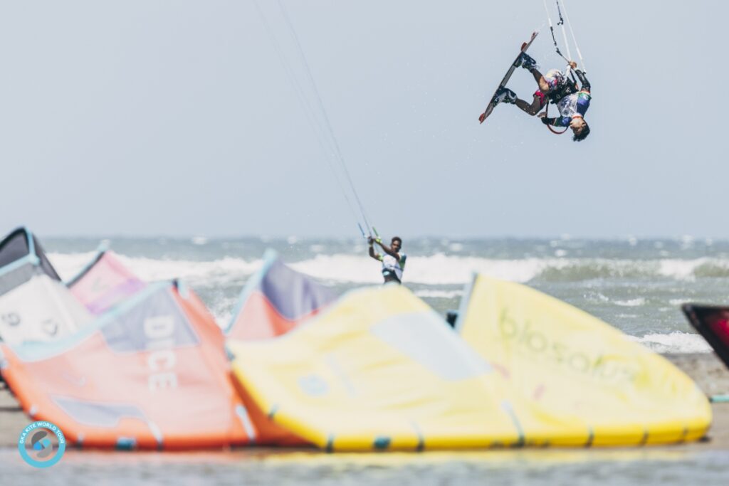 Spektakuläre Manöver und hohe Sprünge – dafür steht Kitesurfen Freestyle. Die Kiterinnen und Kiter zeigen Loops, Tricks und Sprünge verschiedener Schwierigkeitslevel, die von einer Jury bewertet werden.