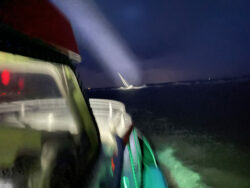 Mit dem Tochterboot ST. PAULI des Seenotrettungskreuzers HAMBURG der DGzRS nähern sich die Seenotretter vorsichtig der französischen Segelyacht, die in der gefährlichen Brandungszone vor Borkum festgekommen ist. Foto: Die Seenotretter – DGzRS