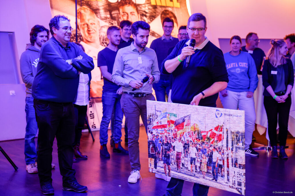 Auf der JST-Party nimmt Timo Haß ein Dankeschön-Bild "seiner" Seglerjugend entgegen. Foto: Christian Beeck 