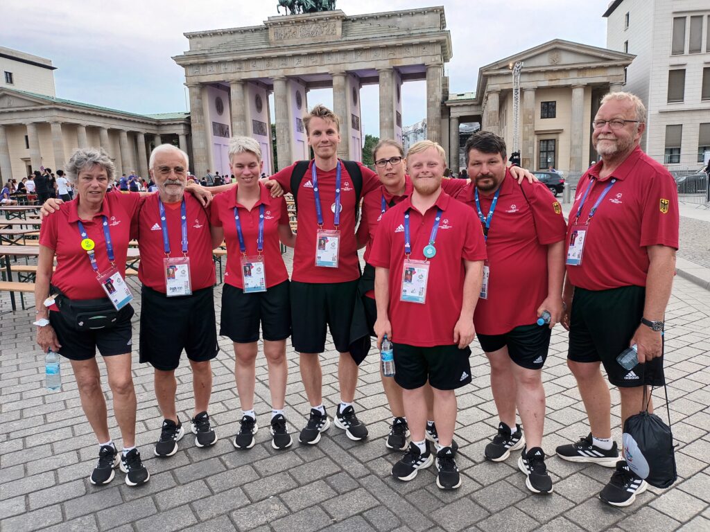 Das deutsche Segelteam am Brandenburger Tor. Alle waren sich einig: „Die Special Olympics waren der Hammer!“ Foto: Sebastian Fabian