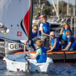 Jollen, Surfboards, motorisierte Begleitboote – all das hat das Roadshow-Team im Gepäck.