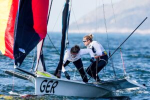 Victoria Jurczok und Anika Lorenz im 49er FX geben sich kämpferisch (© Sailing Energy / World Sailing)