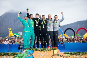 Bei der Siegerehrung mit dem Neuseeländern (Gold) und den Australiern (Silber). © Sailing Energy 