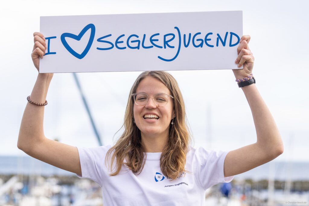 Liebt ihren Job: Jule von Appen arbeitet als Bufdi bei der DSV-Jugendabteilung. Foto: Christian beeck