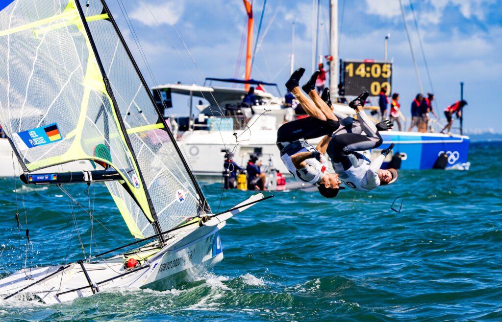 Erik Heil und Thomas Plößel machen einen Salto