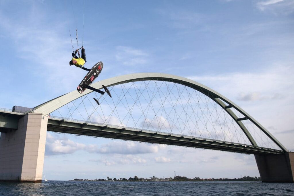 Mit spektakulären Sprüngen un deinen neuen Rund Fehmarn-erekord begsieterte Florian Gruber beim Kitesurf Wold Cup. Foto. Act Agency 