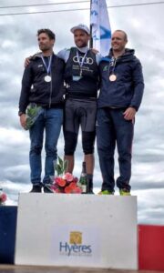 Siegerehrung beim Wordcup in Hyères: Philipp Buhl (Mitte) mit Sam Meechund Tom Burton Foto: HP Shilling