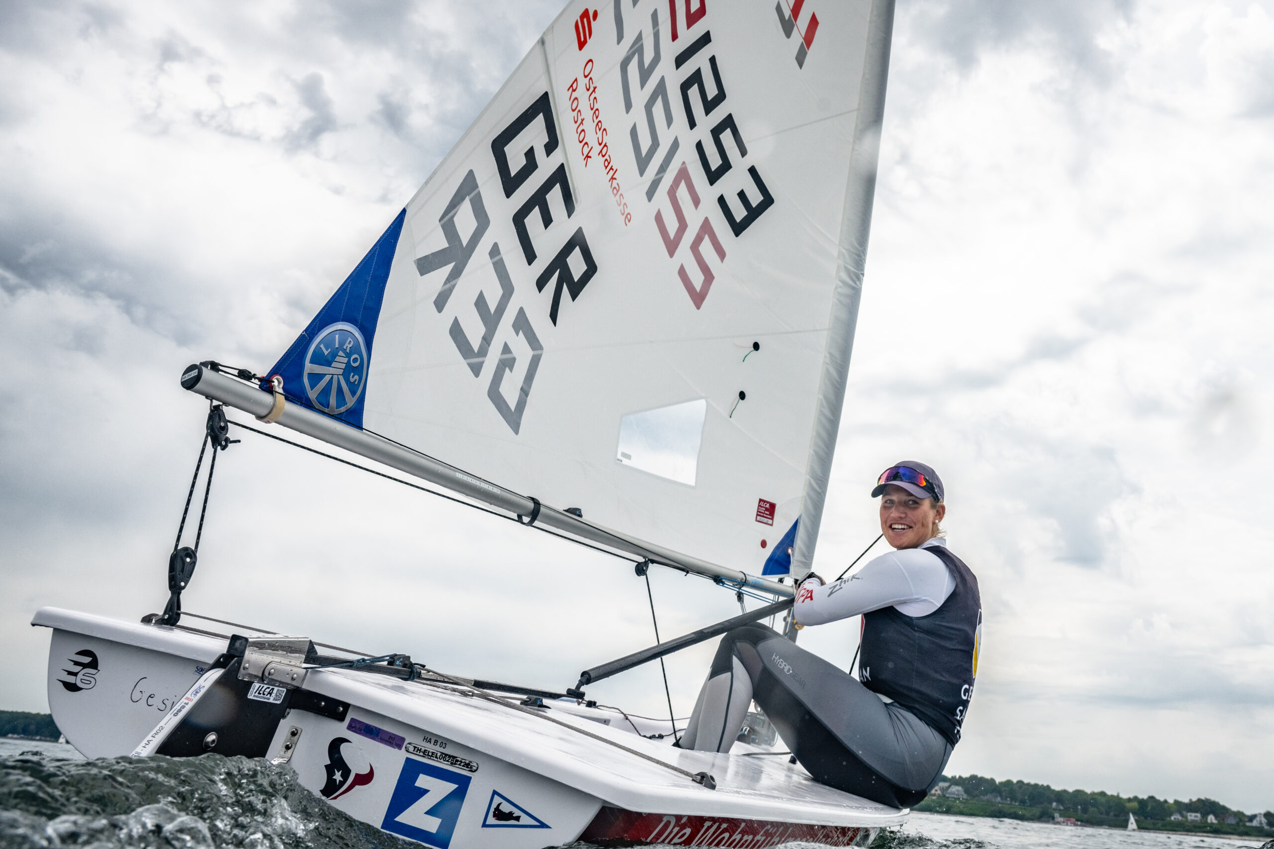 Für die ILCA 6-Seglerin Hannah Anderssohn ist Warnemünde Heimatrevier. Foto: DSV/Lars Wehrmann