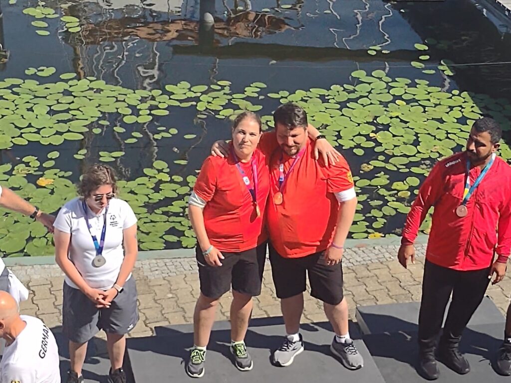 Steuerfrau Nora Neuenroth und Vorschoter Alexander Knaub gewannen Gold in Level 1. Foto: Team Neuenroth/Knaub