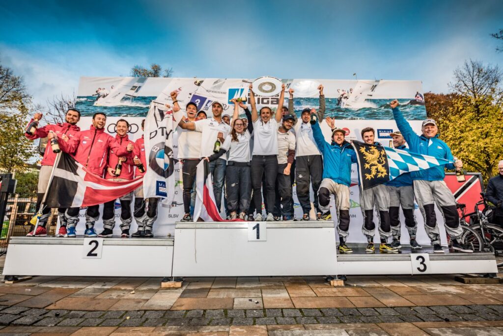 Freuen sich packendem Finale: Die Crews des Deutschen Touring Yacht-Clubs (Deutscher Meister der Segelvereine), des Verein Seglerhaus am Wannsee (2. Platz) und die Mannschaft des Bayerischen Yacht-Clubs (3. Platz). (Foto: DSBL/Lars Wehrmann)