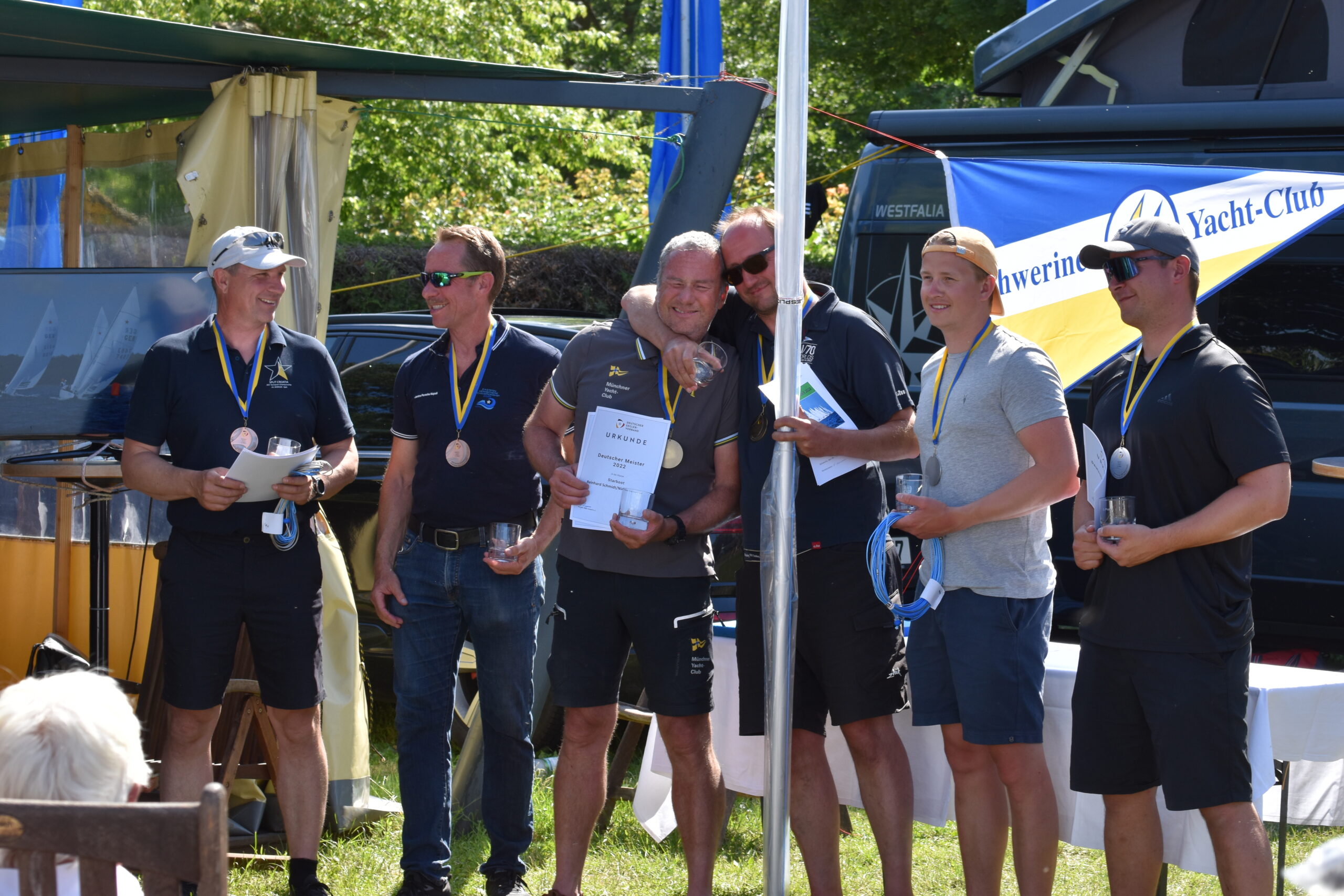 Auf dem Podium der Starboot-IDM: Reinhard Schmidt und Niels Hentschel, Jan Borbet und Jesper Spehr , Hubert Merkelbach und Jan Eli Gravad.  Foto: Schweriner Yacht-Club 