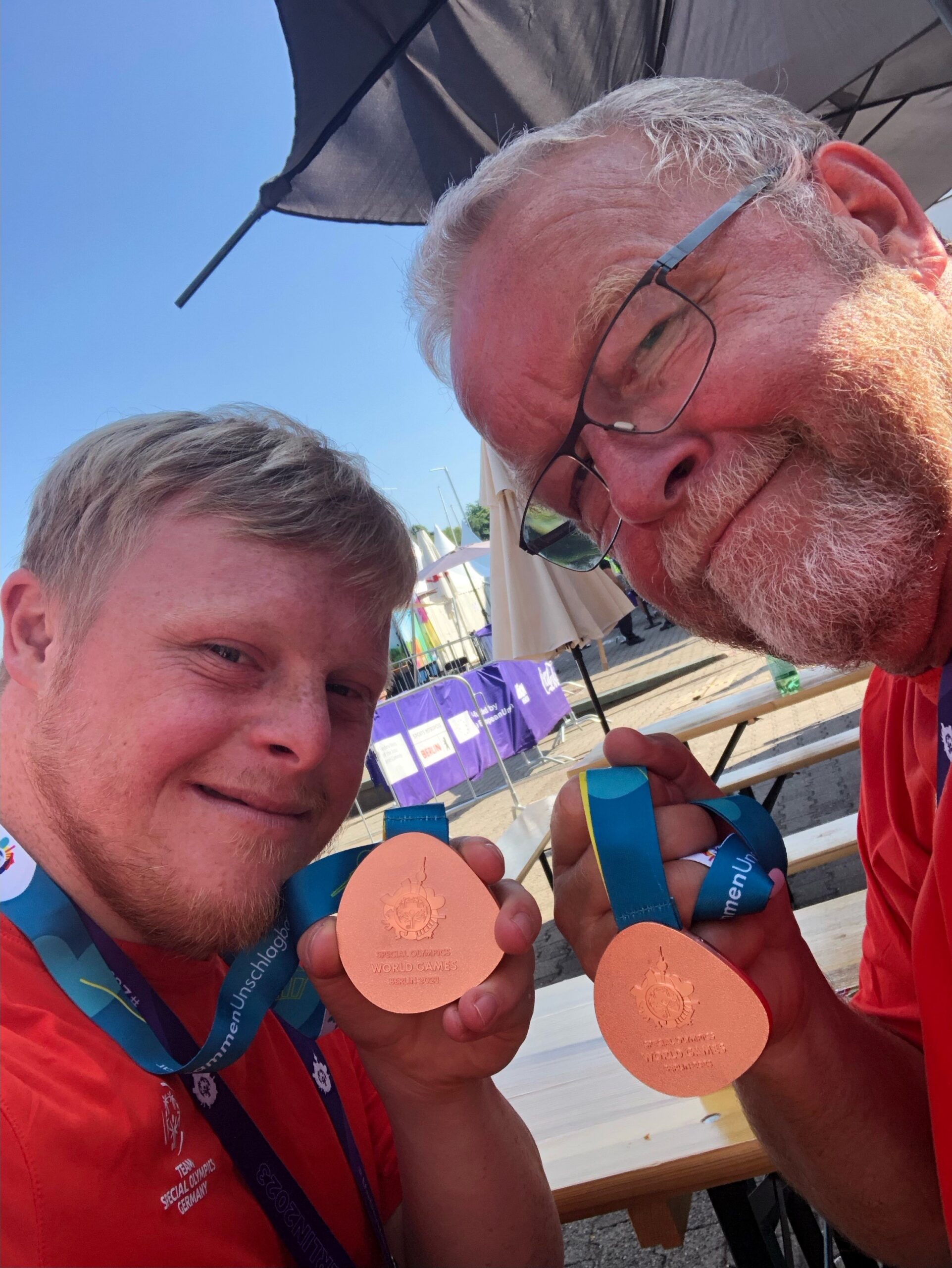 Phil-Matthis und sein Vater Hans-Jürgen Leiß genossen das Drumherum der Spiele ebenso wie den Wettkampf. Am Ende gewannen sie Bronze. Foto: Team Leiß