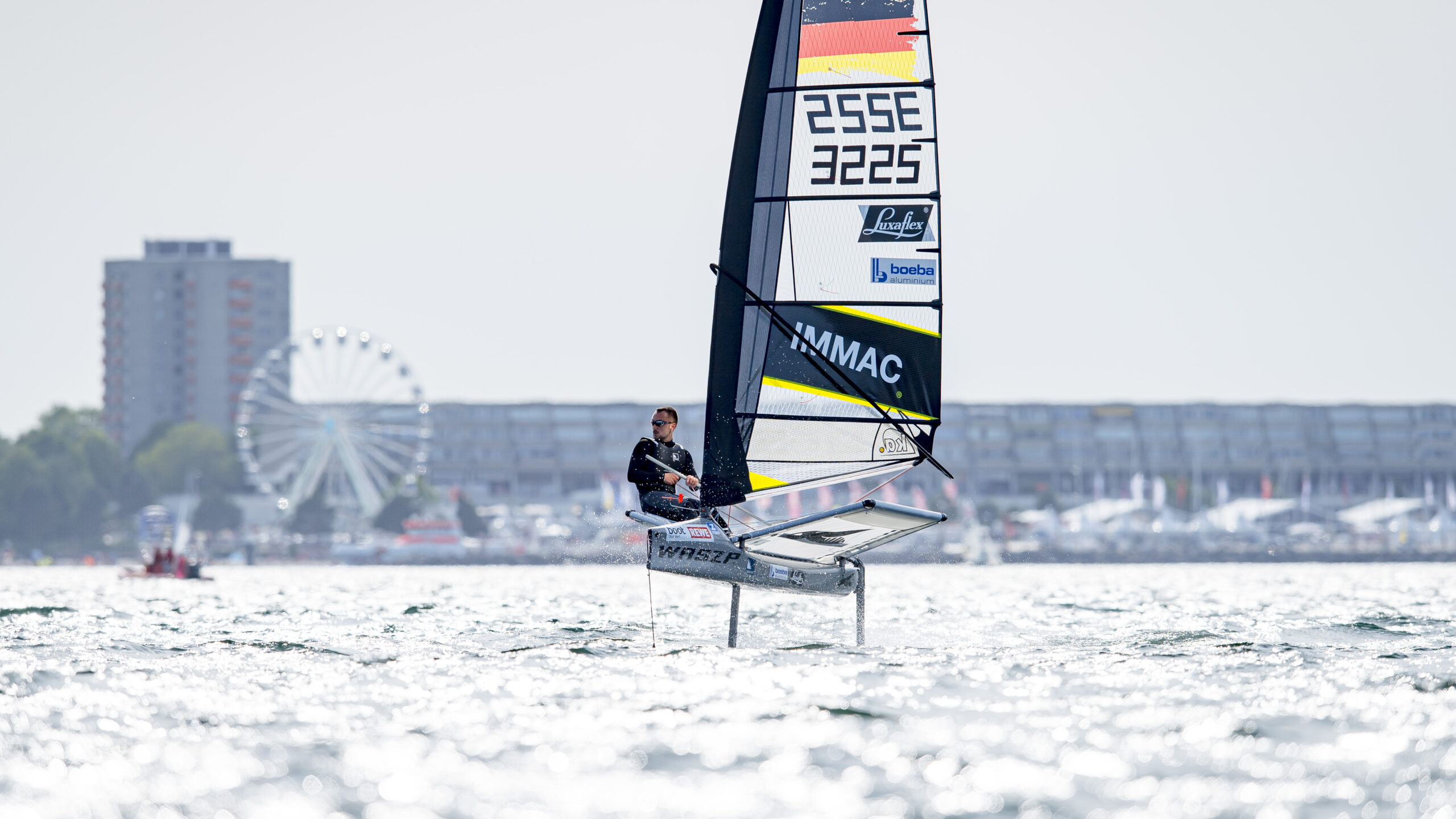 Kieler Woche 2022: Endlich wieder vor Volksfest-Kulisse segeln. Hier ist Paul Farien zu sehen, der die Kieler Woche in der Waszp gewann. Foto: Kieler Woche/Sascha Klahn 