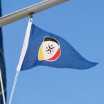 Ein Stander des DSv weht an der Saling einer Yacht
