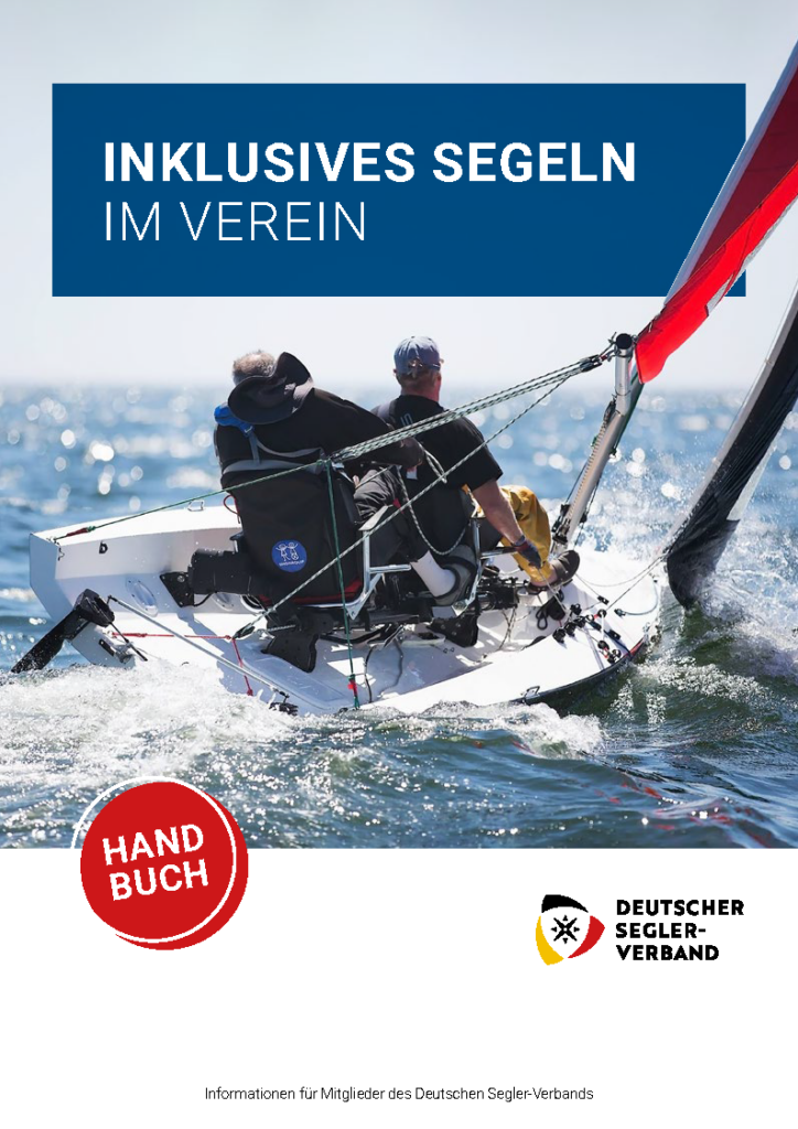 Ein inklusives Segelboot mit seiner sitzenden Crew, welches auf dem Meer segelt