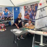 Ein Junge interessiert sich für den Messestand des Deutschen Segler Verbandes