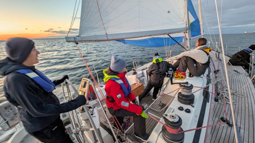 DSV-Juniorencrew: An Bord einer schnellen und sicheren Hochsee-Yacht darfst du direkt mit anpacken