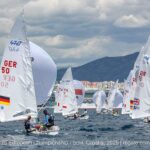 Die deutsche Crew Theresa Löffler und Christopher Hoerr segelt bei der Europameistschaft der 470er in Kroatien. Das Team segelt im Mittelfeld unter Spinnaker.