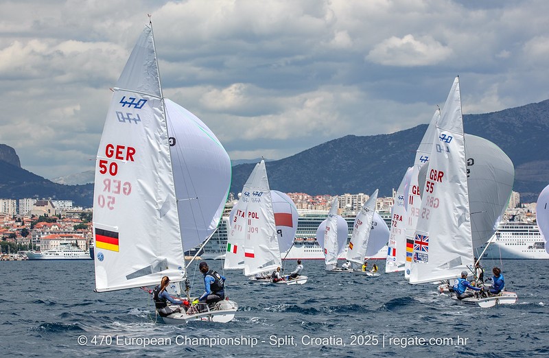 Die deutsche Crew Theresa Löffler und Christopher Hoerr segelt bei der Europameistschaft der 470er in Kroatien. Das Team segelt im Mittelfeld unter Spinnaker.