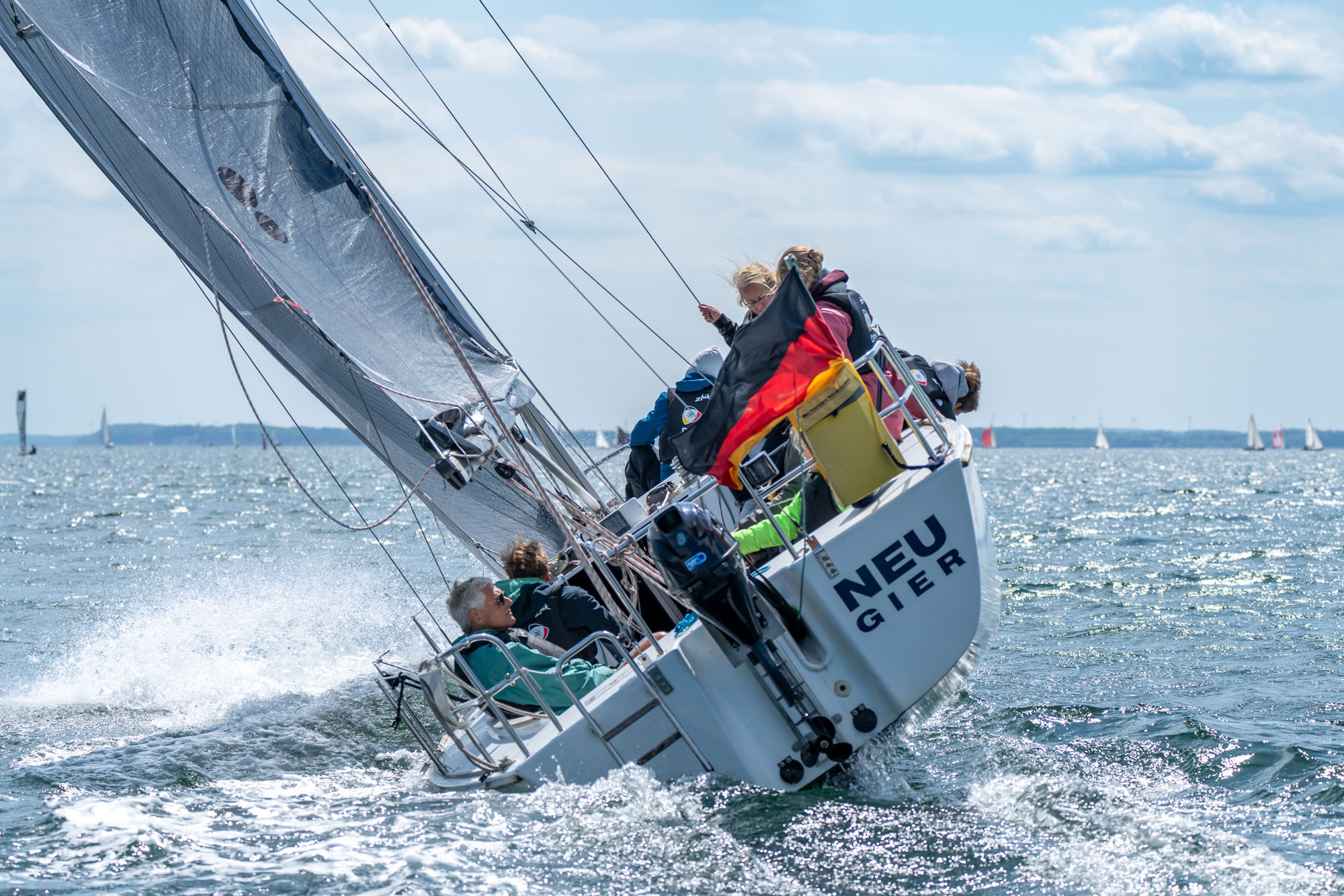 Team 8 Schulboot von hinten bei viel Wind und Schräglage