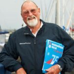 Das Bild zeigt Uwe Jahnke, ehemaliger Vizepräsident des DSV und vielen als "Mr. Warnemünder Woche bekannt, starb vergangene Woche im Alter von 84 Jahren. Das Bild zeigt ihn auf der Mittelmole in Warnemünde mit dem Programm der Regattawoche in der Hand.