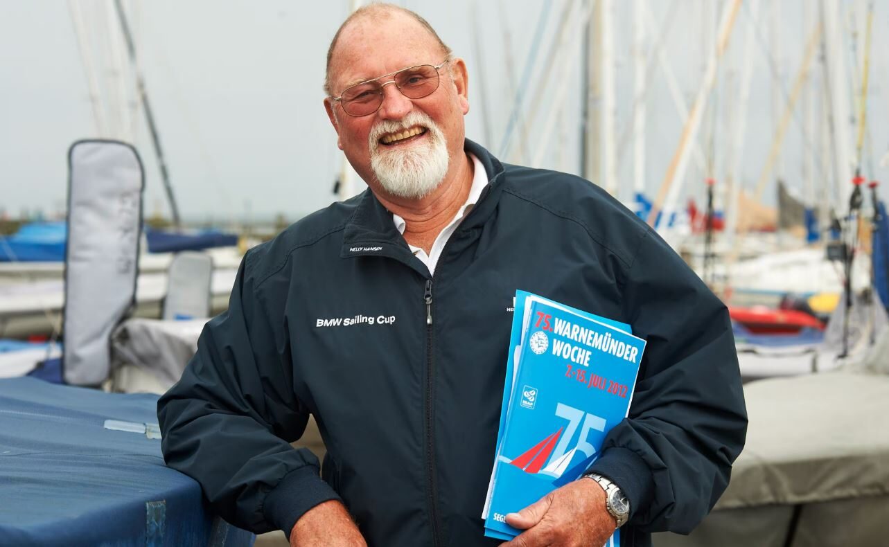 Das Bild zeigt Uwe Jahnke, ehemaliger Vizepräsident des DSV und vielen als "Mr. Warnemünder Woche bekannt, starb vergangene Woche im Alter von 84 Jahren. Das Bild zeigt ihn auf der Mittelmole in Warnemünde mit dem Programm der Regattawoche in der Hand.