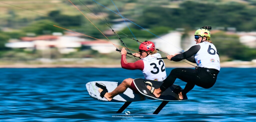 Der deutsche Kitesurfer Jannis Maus im Zweikampf mit einem Konkurrenten bei der Kite-Europameisterschaft 2025