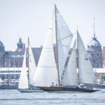 Zwei klassishce Boote segeln bei der 60. Internationalen Bodenseewoche vor der Stadtkulisse von Konstanz