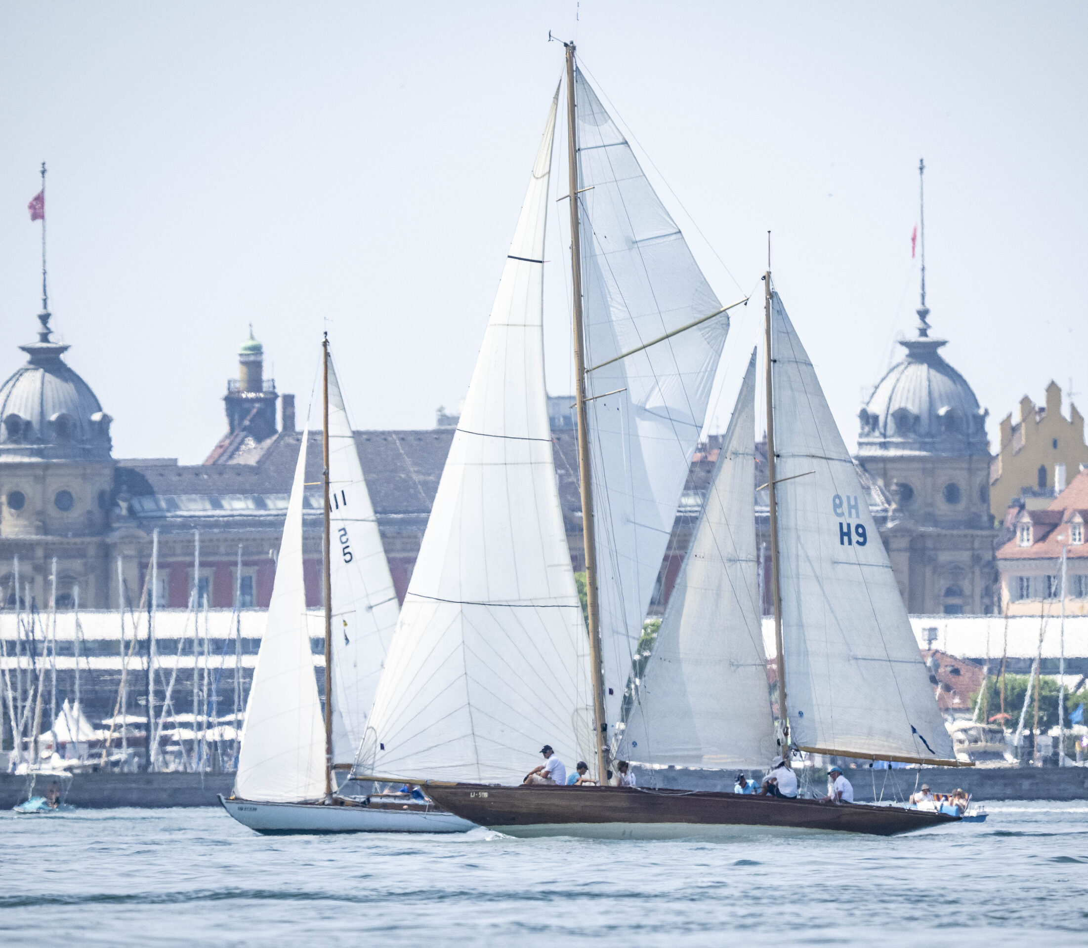 Zwei klassishce Boote segeln bei der 60. Internationalen Bodenseewoche vor der Stadtkulisse von Konstanz