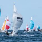 Jollen mit Spinnakern auf der Ostsee.