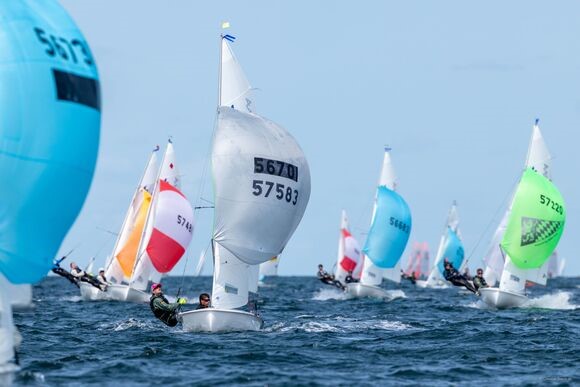 Jollen mit Spinnakern auf der Ostsee.