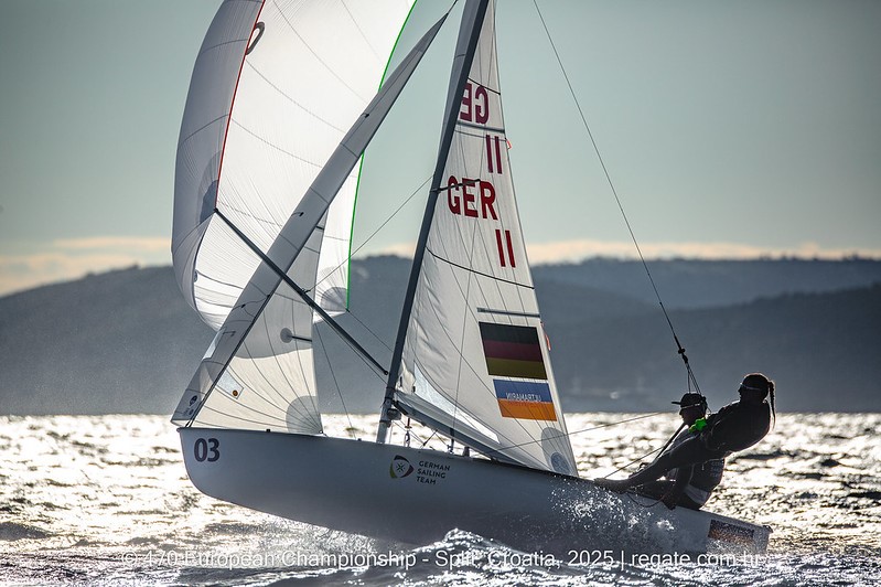 Eine 470er Jolle unter Spinnaker