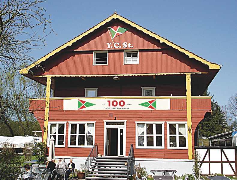 Das hölzerne Vereinshaus des Yacht-Club Stößensee