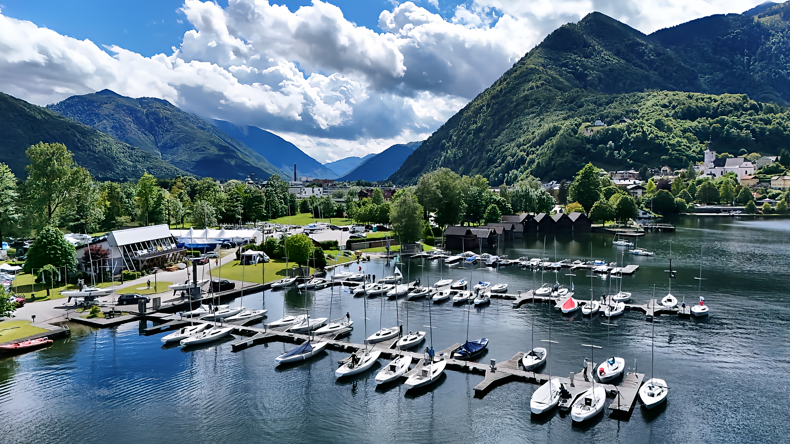 Bild von oben auf den Segel-Club Ebensee in Österreich im Hintergrund grüne Berge
