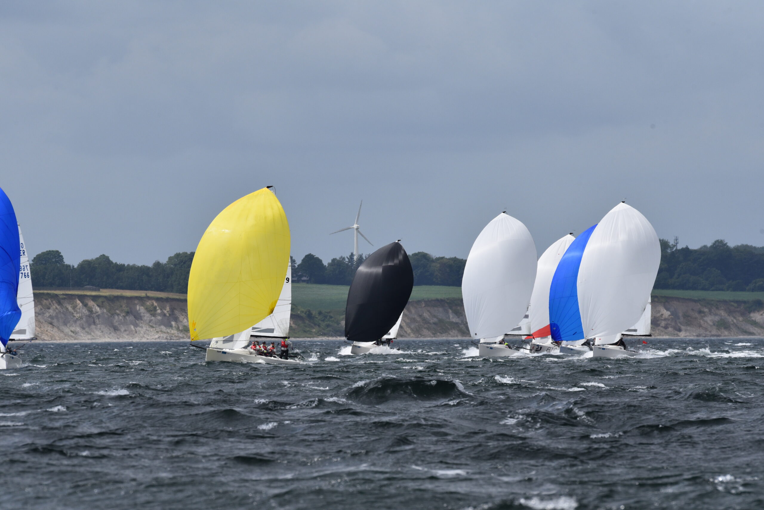 J/70 unter Spinnaker auf der Kieler Förde.
