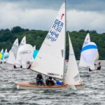Auf dem Schweriner See segeln Stefan und Nils Theuerkauf in der Knickspantjolle.