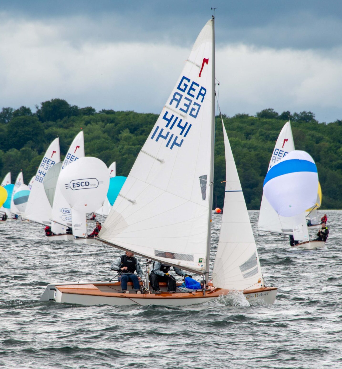 Auf dem Schweriner See segeln Stefan und Nils Theuerkauf in der Knickspantjolle.