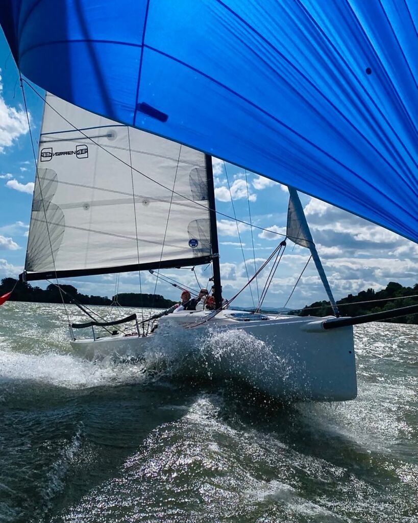 Ein Segelboot unter vollen Segeln auf dem Rhein - die Crew des SC Rheingau an Bord trainiert für die Bundesliga