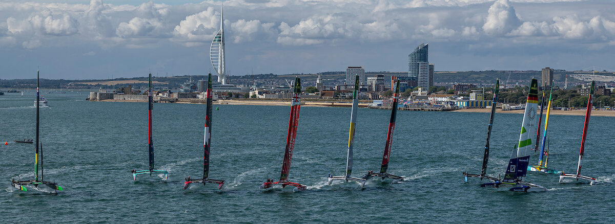 Mehrere Rennkatamarane vor der Küste von Portsmouth