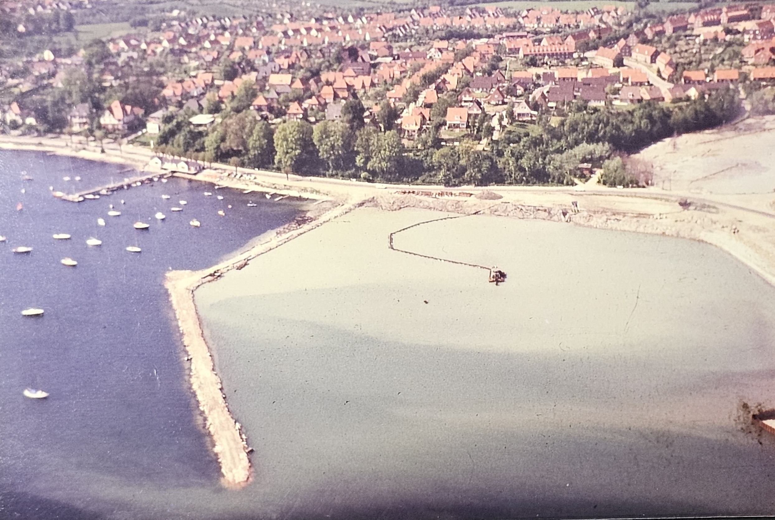 Luftaufnahme eines Hafenbaus von 1969