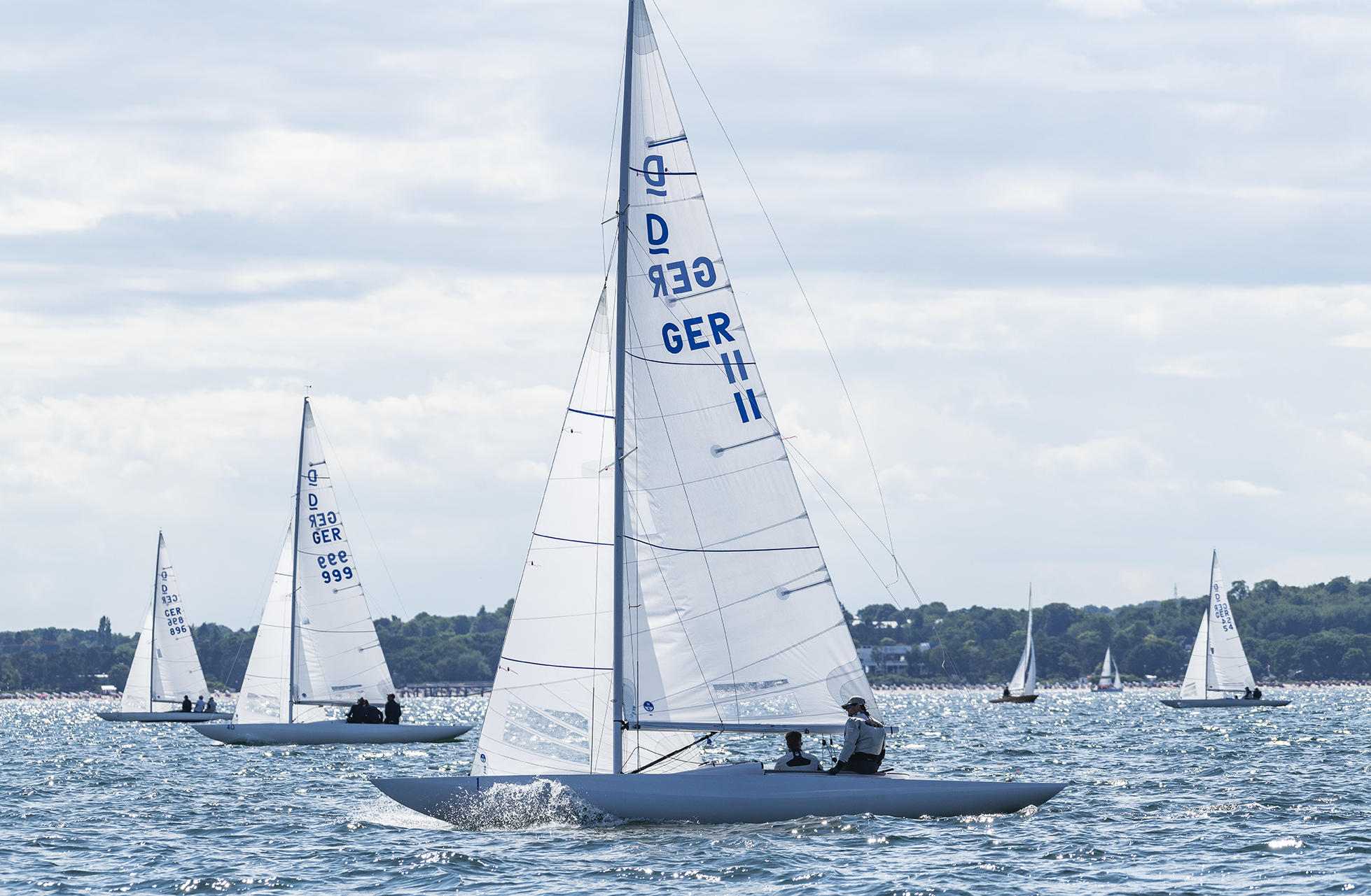 Ein Schiff mit der 11 als Segelnummer auf der Ostsee.