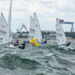 ILCA Jollen in großer Welle vor Warnemünde.