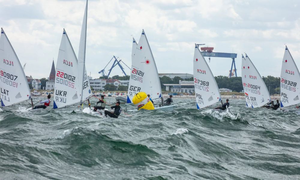 ILCA Jollen in großer Welle vor Warnemünde.