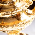 Detailbild eines goldglänzenden Cups