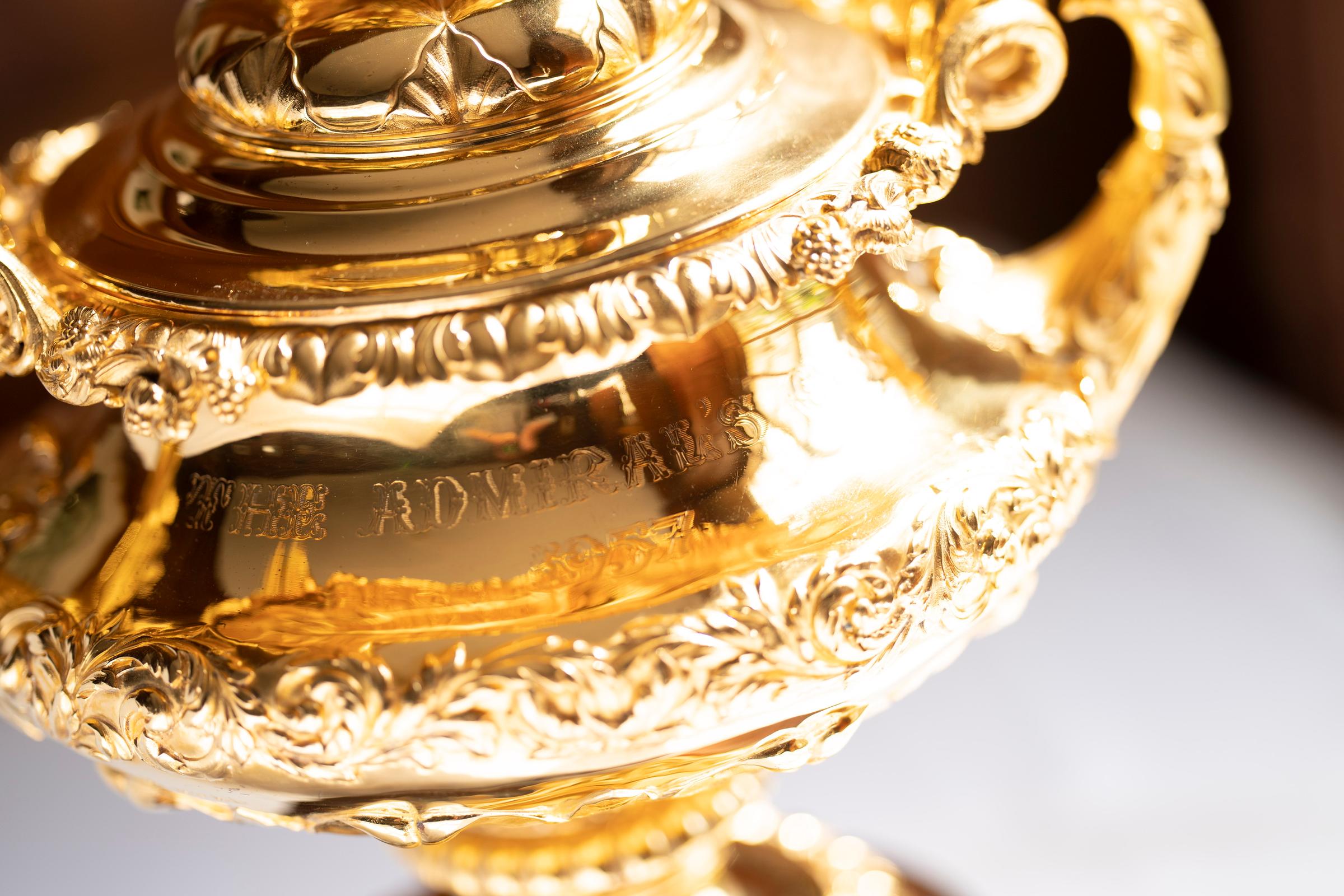 Detailbild eines goldglänzenden Cups