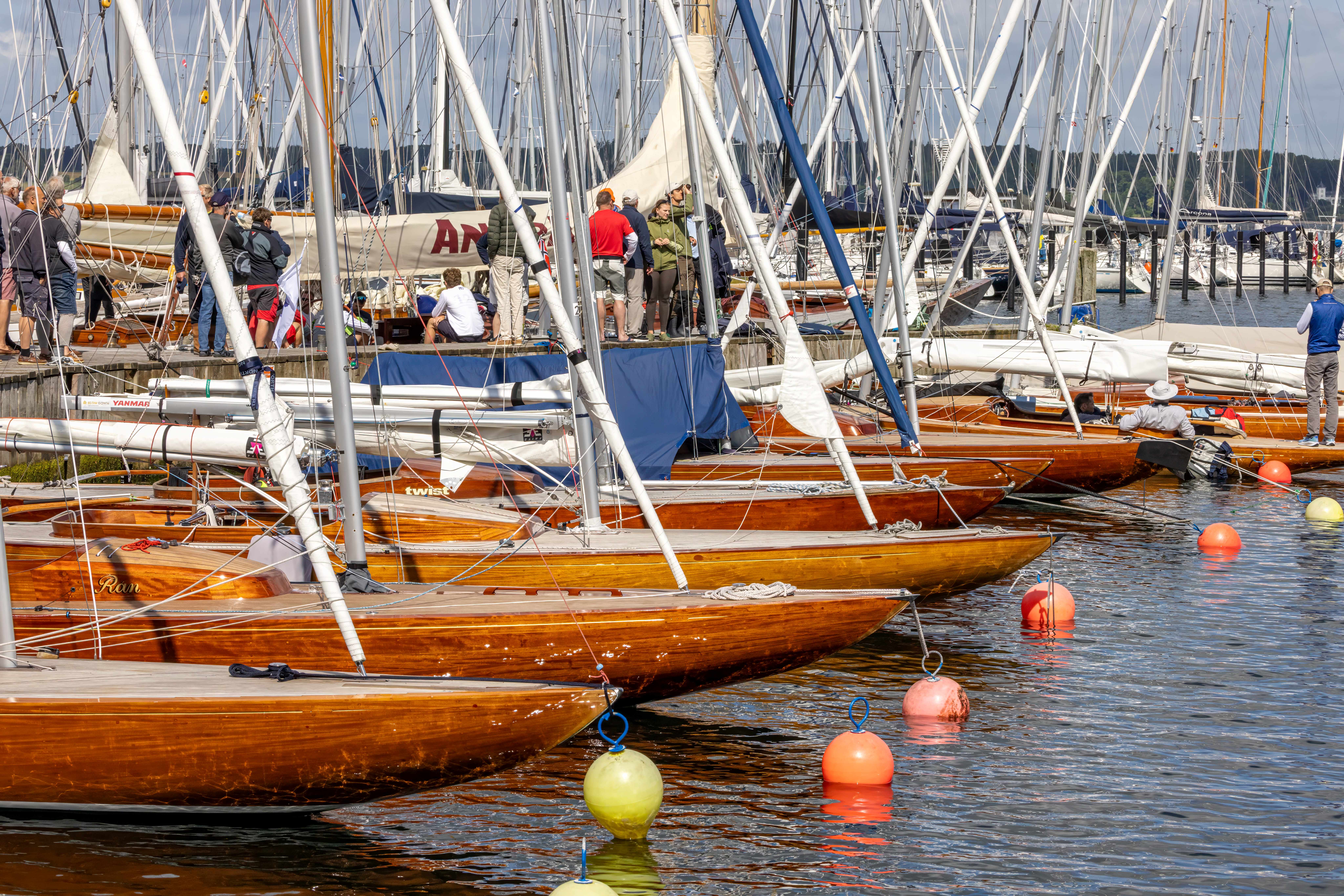 Hecks klassischer Yachten aus Mahagoni in einem Hafen.