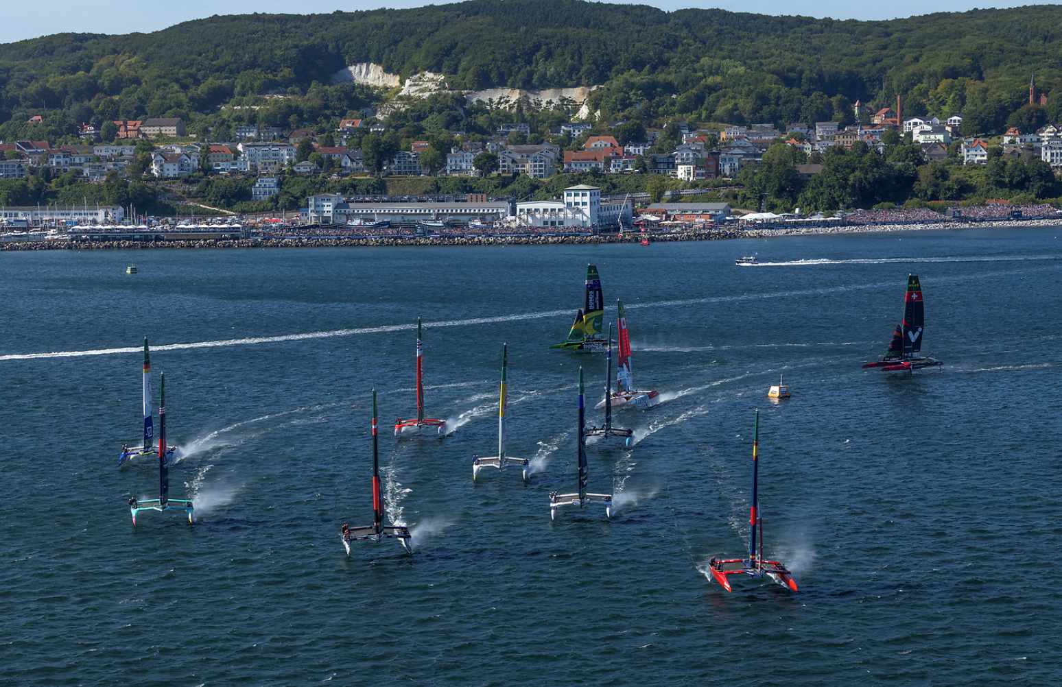 Foilende Katamarane vor Sassnitz