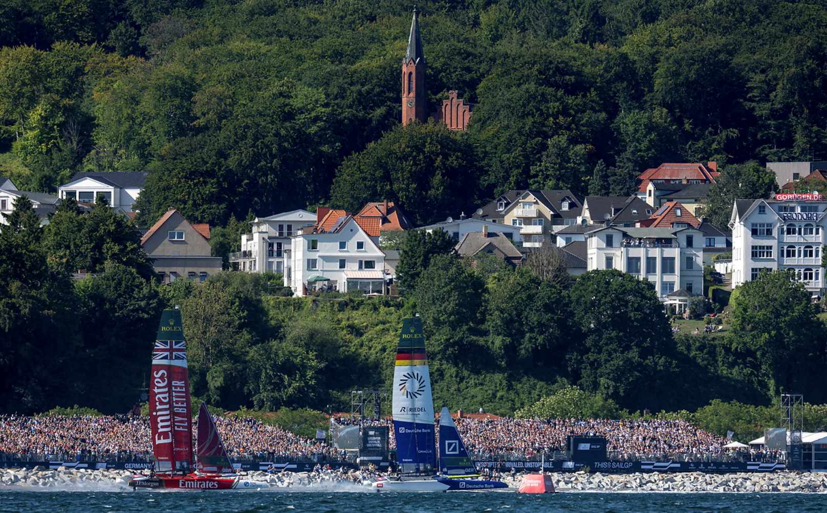 Segelnde Katamarane vor Sassnitz auf Rügen.